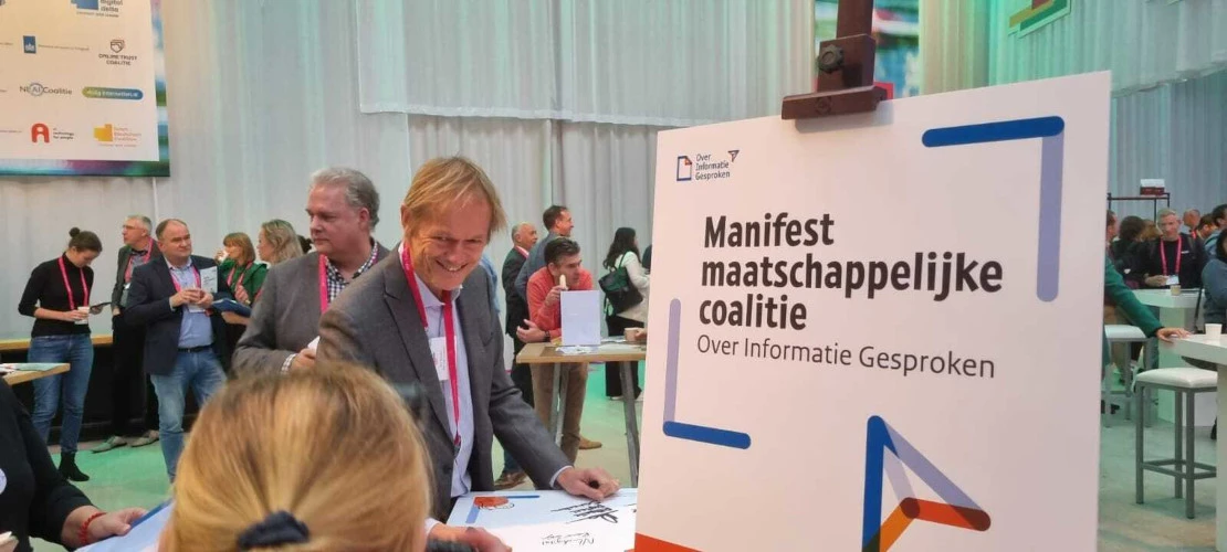 Serv Wiemers die het manifest van de maatschappelijke coalitie Over Informatie Gesproken ondertekent