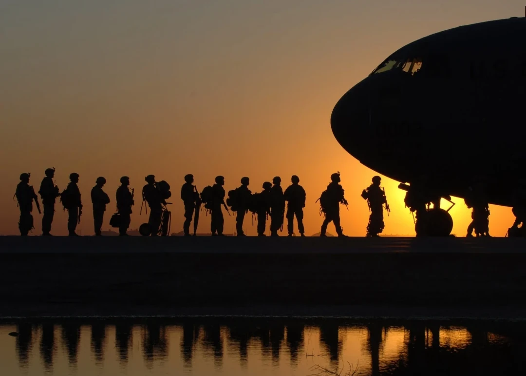 Foto van soldaten die een vliegtuig instappen